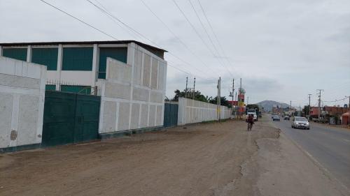 Amplio Local Industrial ubicado en Viru