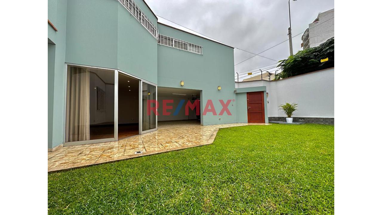 Casa en Venta ubicado en Av. Genaro Castro Iglesias Casa en Venta ubicado en Av. Genaro Castro Iglesias