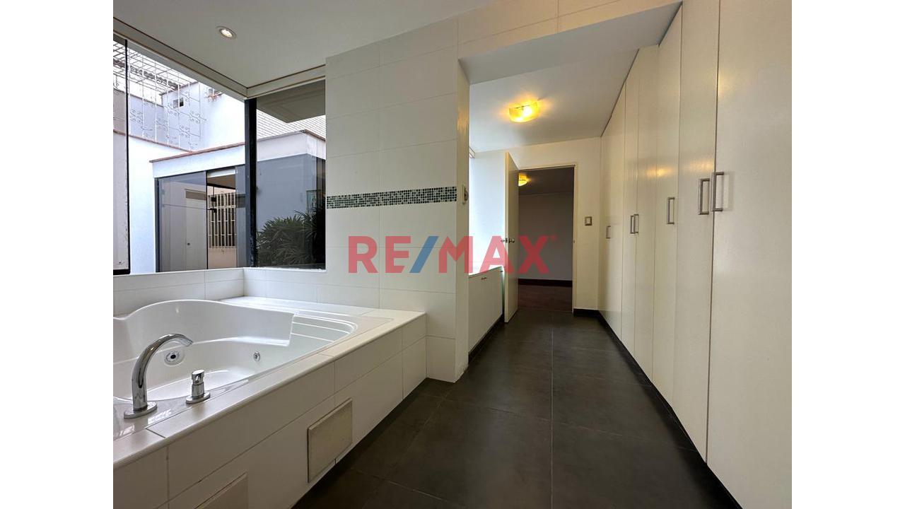 Casa de 6 dormitorios y 4 baños ubicado en Miraflores Casa de 6 dormitorios y 4 baños ubicado en Miraflores