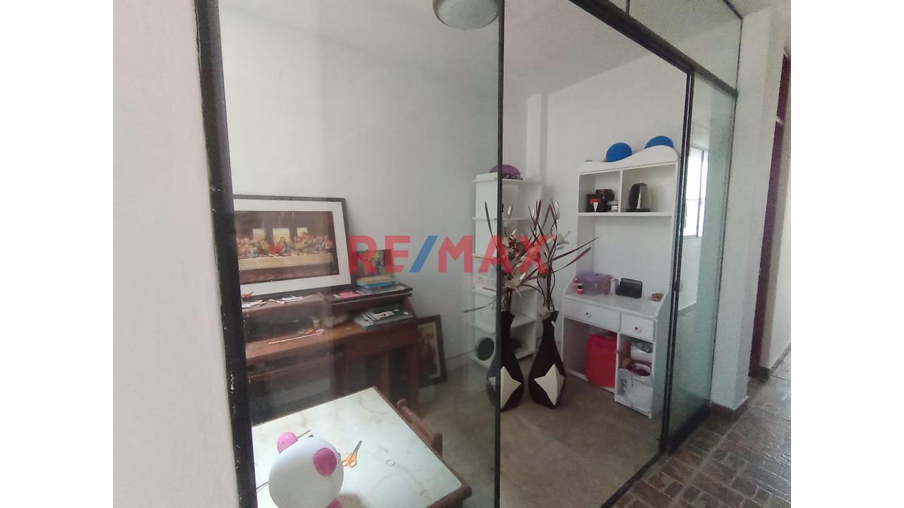 Casa de 9 dormitorios y 6 baños ubicado en Puente Piedra Casa de 9 dormitorios y 6 baños ubicado en Puente Piedra
