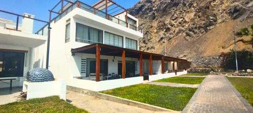 Casa de Playa en Venta ubicado en Mala a $380,000