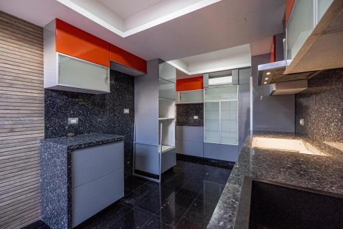 Casa en Venta ubicado en San Isidro: OcasiÓn! Venta De Casa 621.46 M2- 3 Hab. C/u Con Baño Incorporado