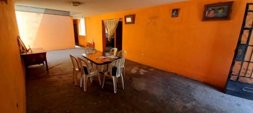 Casa de 5 dormitorios y 2 baños ubicado en Santa Anita