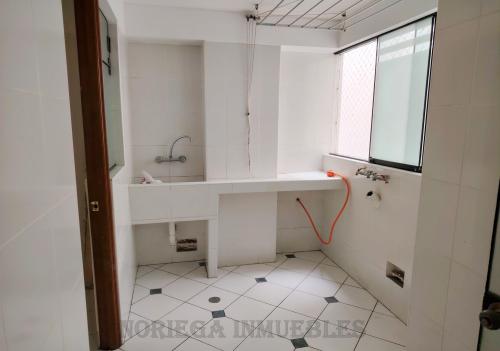 Bajo precio Departamento en Alquiler en Miraflores