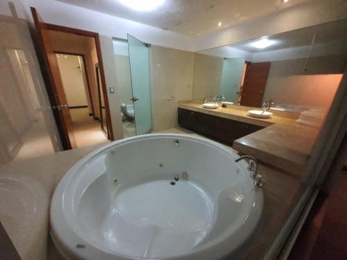 Departamento de 4 dormitorios y 5 baños ubicado en Santiago De Surco