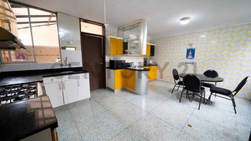 Casa de 6 dormitorios y 3 baños ubicado en San Isidro