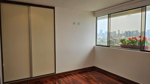 Departamento de 3 dormitorios y 3 baños ubicado en San Isidro