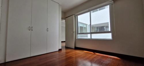 Departamento en Alquiler de 3 dormitorios ubicado en Miraflores