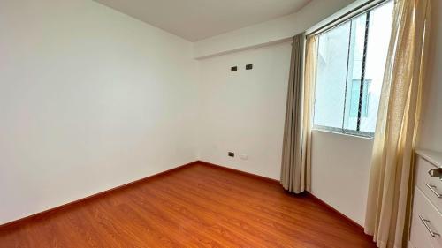 Departamento en Alquiler de 3 dormitorios ubicado en Miraflores