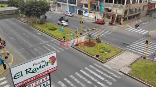 Amplio Local comercial ubicado en Los Olivos