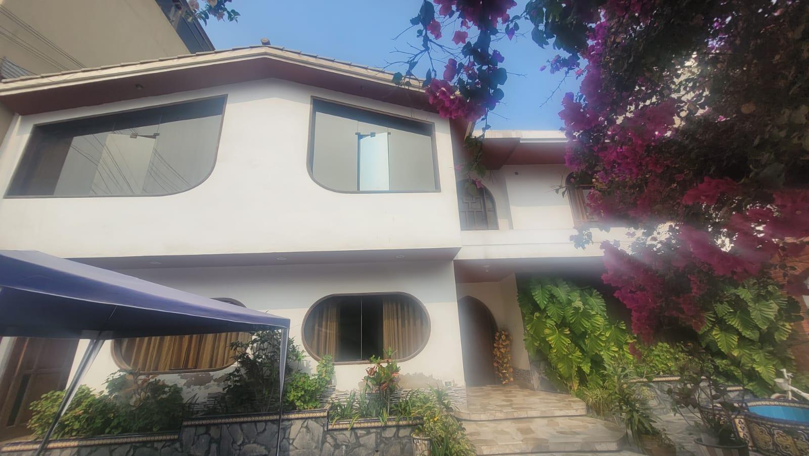 Casa de 6 dormitorios y 6 baños ubicado en San Borja Casa de 6 dormitorios y 6 baños ubicado en San Borja