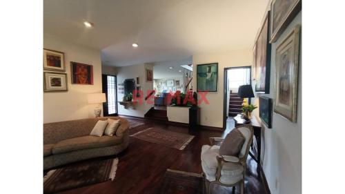 Casa de 8 dormitorios y 3 baños ubicado en Miraflores Casa de 8 dormitorios y 3 baños ubicado en Miraflores