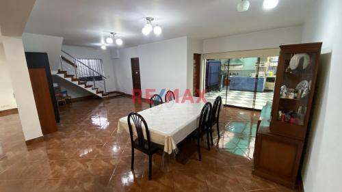 Casa de 4 dormitorios y 3 baños ubicado en La Molina Casa de 4 dormitorios y 3 baños ubicado en La Molina