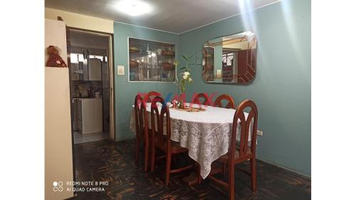 Casa de 8 dormitorios y 2 baños ubicado en Santiago De Surco Casa de 8 dormitorios y 2 baños ubicado en Santiago De Surco