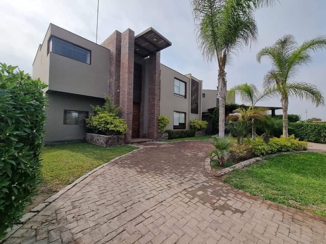 Casa de 5 dormitorios ubicado en Alto Laran Casa de 5 dormitorios ubicado en Alto Laran
