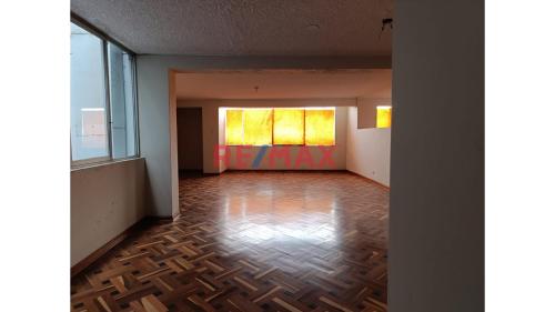 Edificio de 12 dormitorios y 15 baños ubicado en Santiago De Surco Edificio de 12 dormitorios y 15 baños ubicado en Santiago De Surco