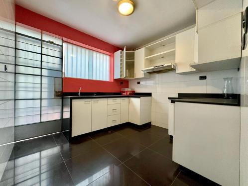 Casa de 4 dormitorios y 2 baños ubicado en Breña Casa de 4 dormitorios y 2 baños ubicado en Breña