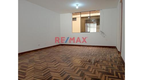 Departamento de 3 dormitorios y 2 baños ubicado en San Juan De Miraflores Departamento de 3 dormitorios y 2 baños ubicado en San Juan De Miraflores