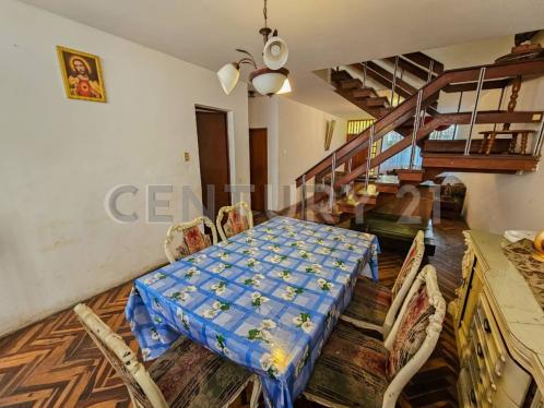 Casa de 8 dormitorios y 6 baños ubicado en Santiago De Surco Casa de 8 dormitorios y 6 baños ubicado en Santiago De Surco