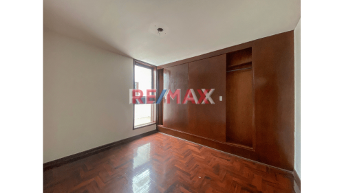 Casa de 6 dormitorios y 3 baños ubicado en Miraflores Casa de 6 dormitorios y 3 baños ubicado en Miraflores