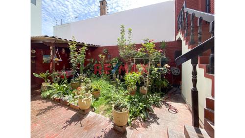 Casa de 10 dormitorios y 9 baños ubicado en Miraflores Casa de 10 dormitorios y 9 baños ubicado en Miraflores
