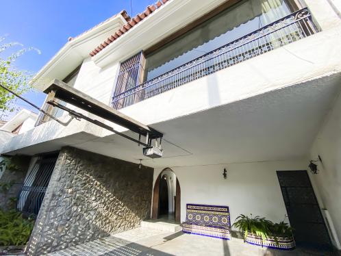 Casa de 8 dormitorios y 6 baños ubicado en Santiago De Surco Casa de 8 dormitorios y 6 baños ubicado en Santiago De Surco