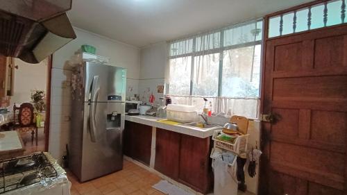 Casa de 8 dormitorios y 4 baños ubicado en Surquillo Casa de 8 dormitorios y 4 baños ubicado en Surquillo