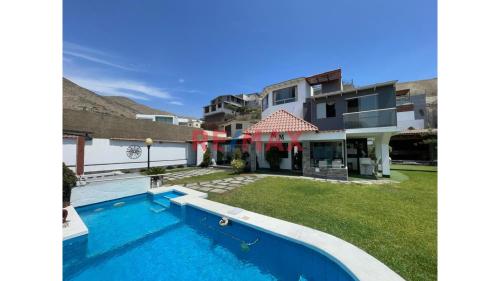 Casa de 6 dormitorios y 5 baños ubicado en La Molina Casa de 6 dormitorios y 5 baños ubicado en La Molina