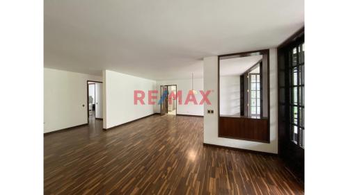 Casa de 3 dormitorios y 2 baños ubicado en Santiago De Surco Casa de 3 dormitorios y 2 baños ubicado en Santiago De Surco