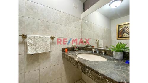 Casa de 4 dormitorios y 4 baños ubicado en Santiago De Surco Casa de 4 dormitorios y 4 baños ubicado en Santiago De Surco
