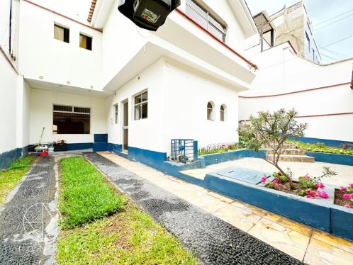 Casa de 4 dormitorios y 5 baños ubicado en Santiago De Surco Casa de 4 dormitorios y 5 baños ubicado en Santiago De Surco