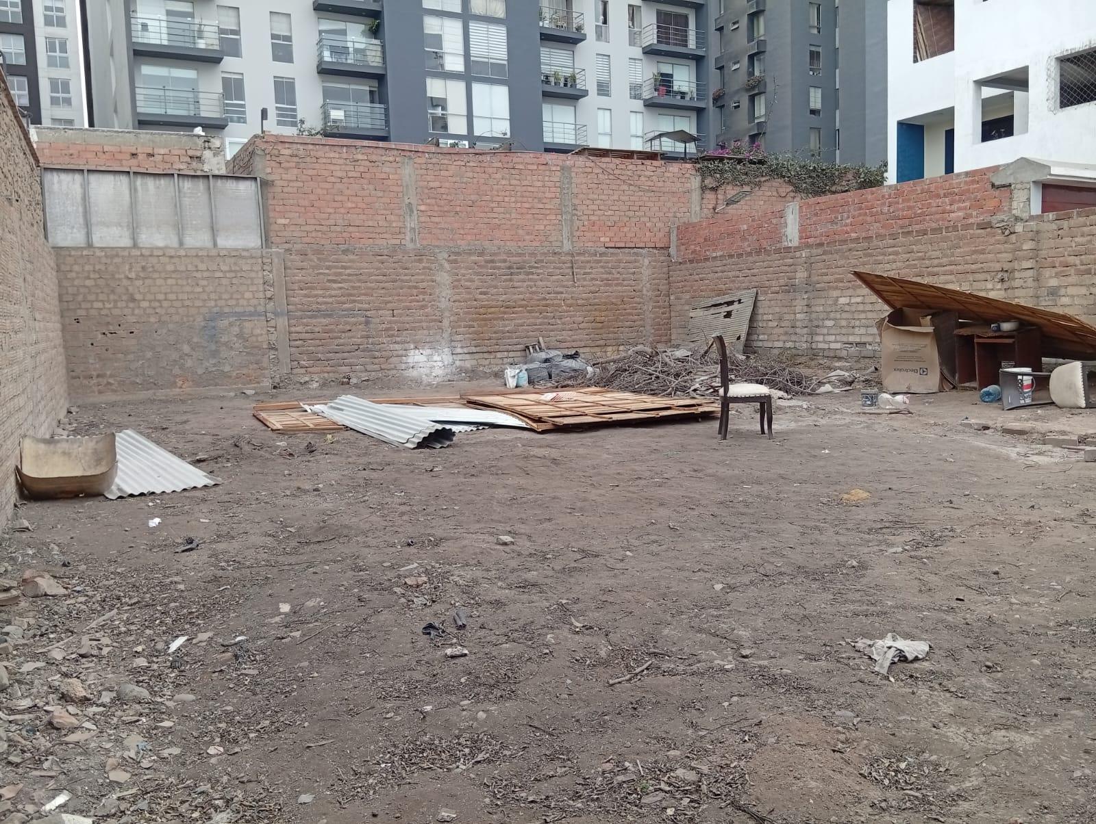 Amplio Terreno Comercial ubicado en Santiago De Surco Amplio Terreno Comercial ubicado en Santiago De Surco