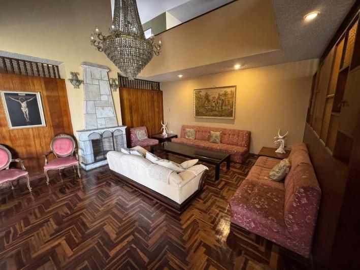 Casa de 5 dormitorios y 4 baños ubicado en San Isidro Casa de 5 dormitorios y 4 baños ubicado en San Isidro