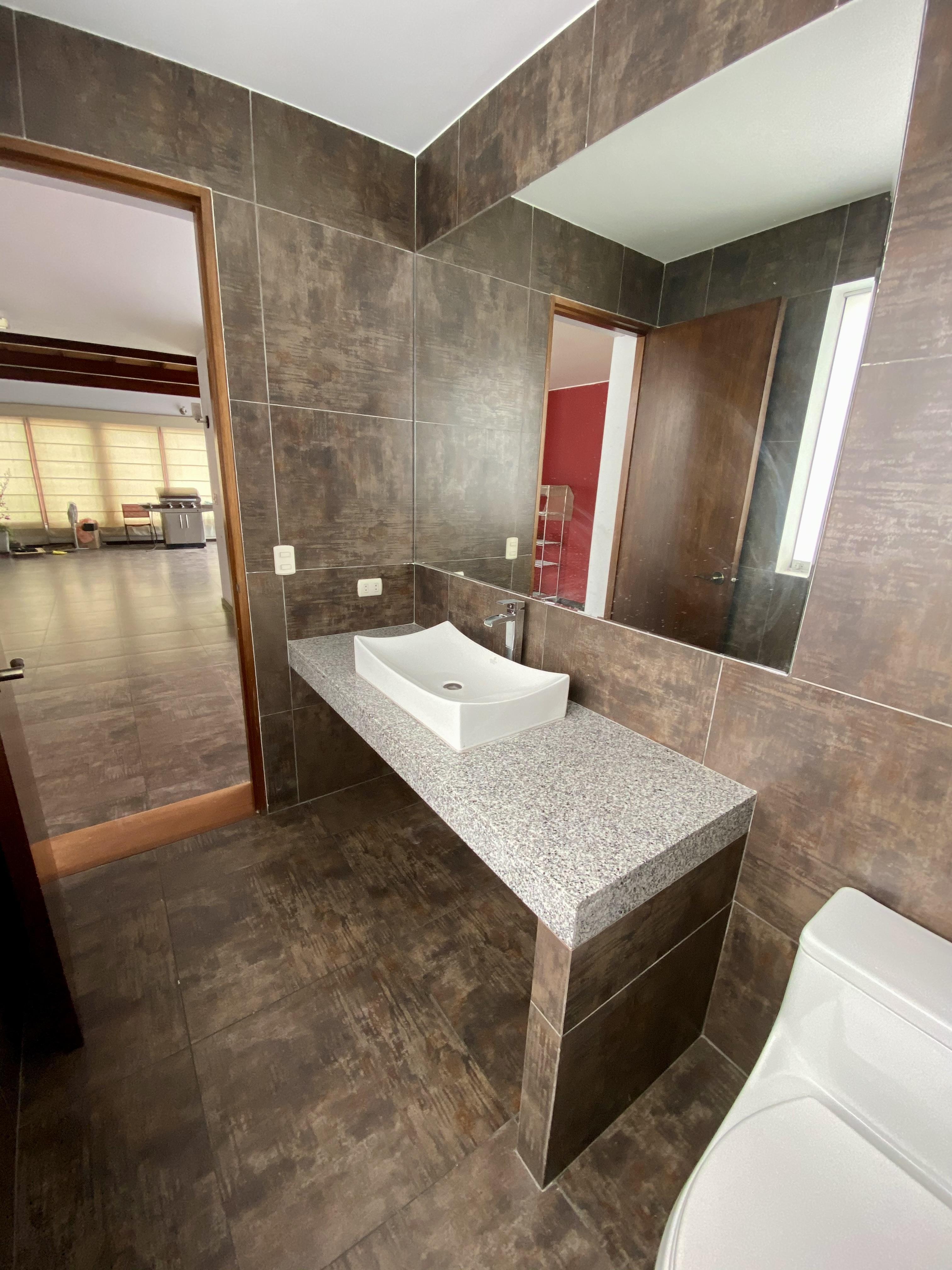 Casa de 3 dormitorios y 2 baños ubicado en Santiago De Surco Casa de 3 dormitorios y 2 baños ubicado en Santiago De Surco