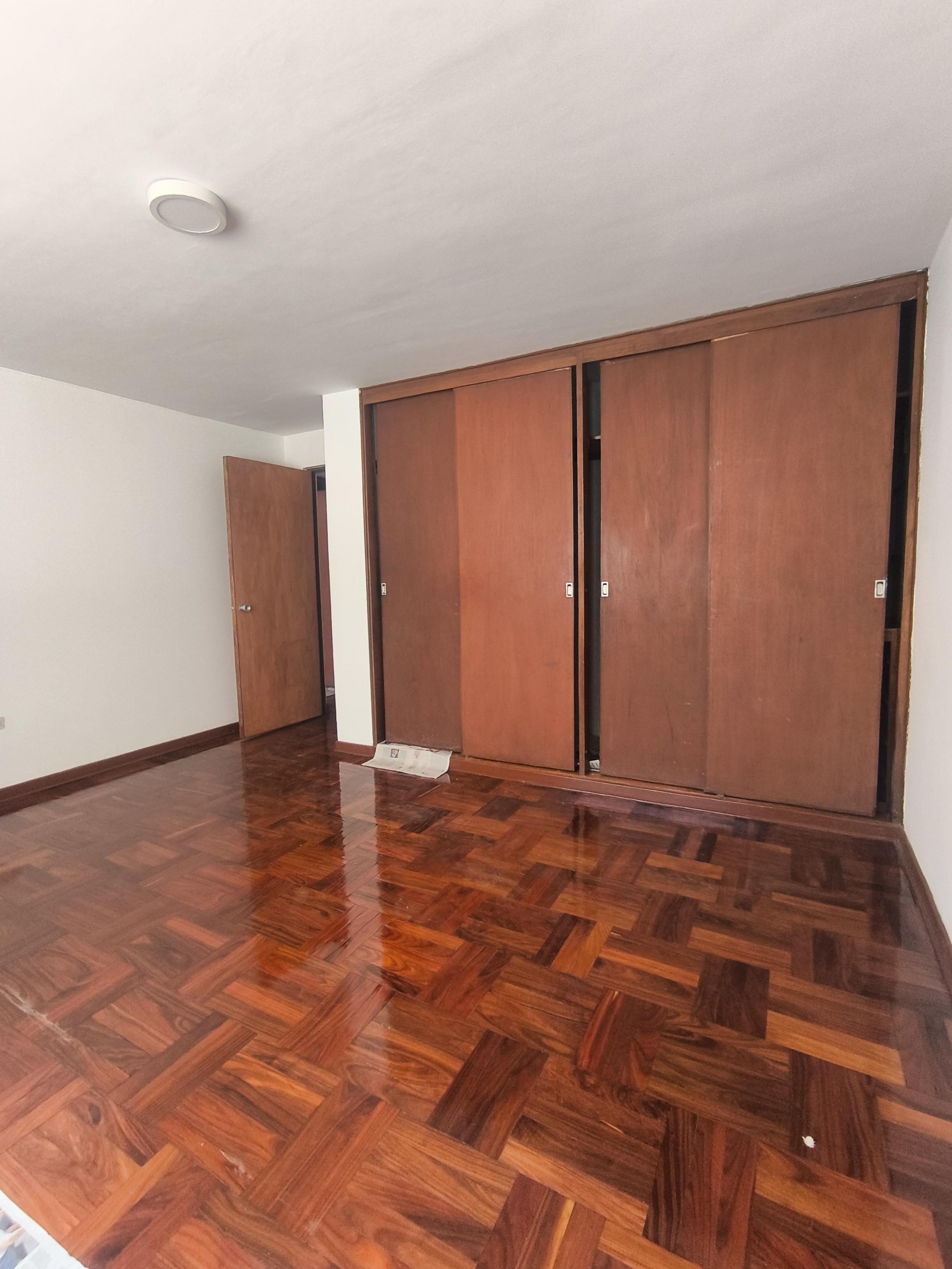 Casa de 8 dormitorios y 4 baños ubicado en Santiago De Surco Casa de 8 dormitorios y 4 baños ubicado en Santiago De Surco