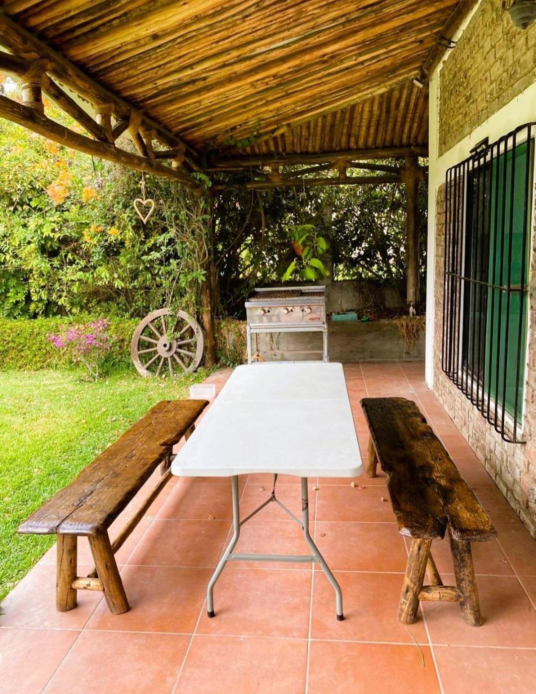 Casa de Campo de 4 dormitorios y 5 baños ubicado en Santa Rosa Casa de Campo de 4 dormitorios y 5 baños ubicado en Santa Rosa