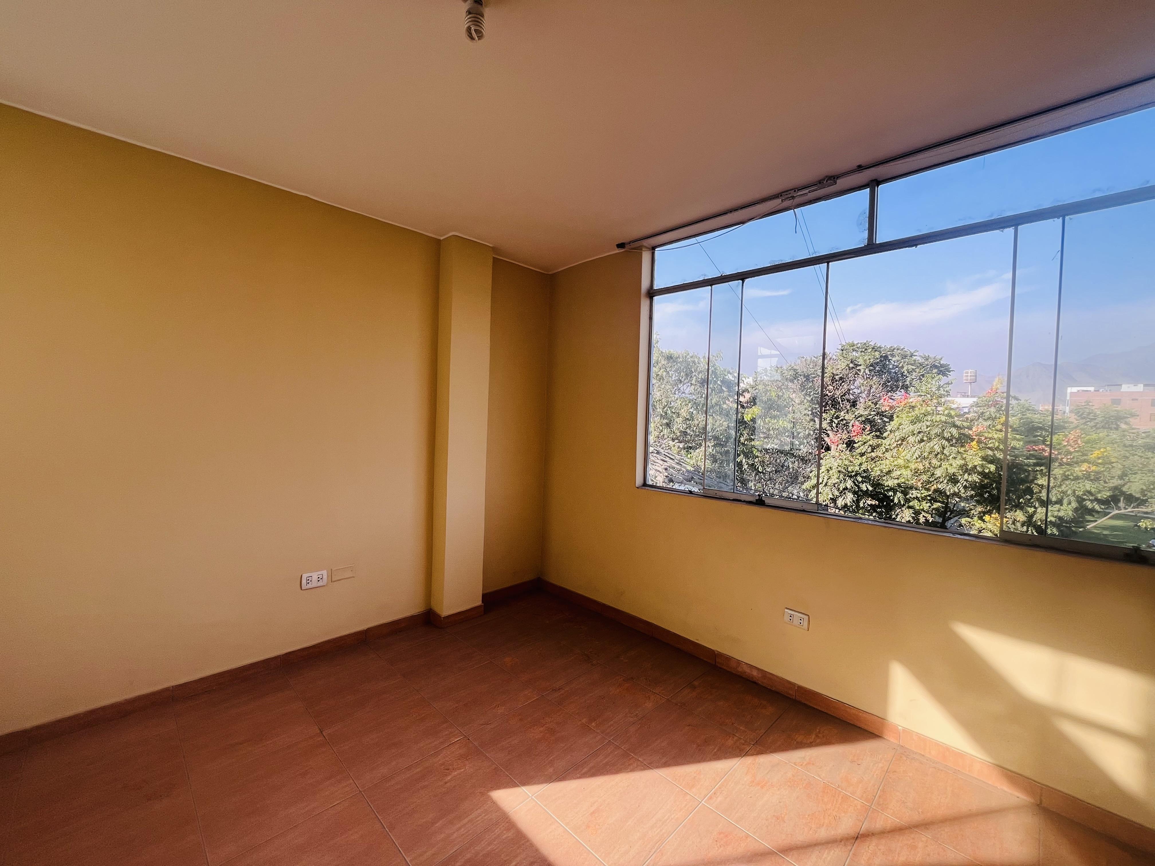 Departamento de 4 dormitorios y 2 baños ubicado en Los Olivos Departamento de 4 dormitorios y 2 baños ubicado en Los Olivos