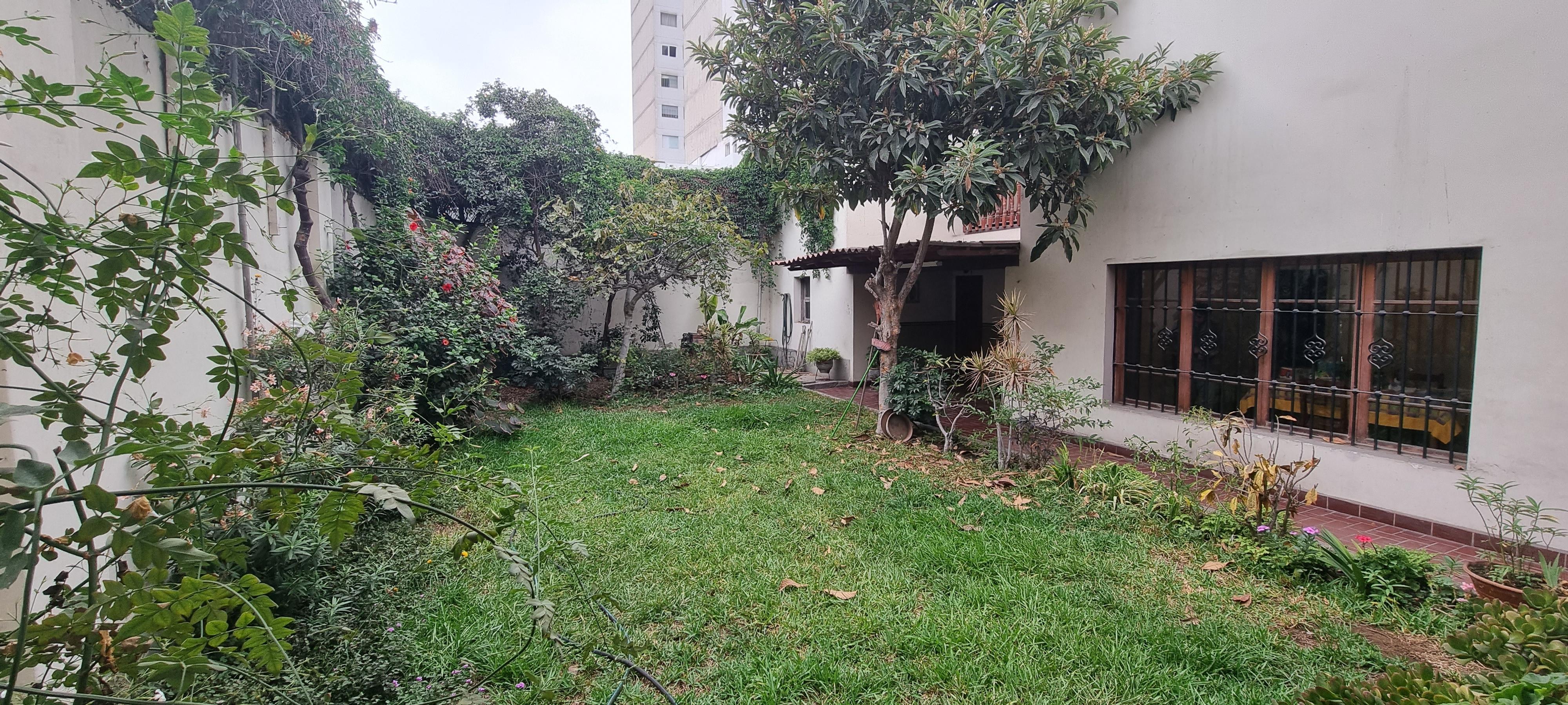 Casa de 4 dormitorios y 2 baños ubicado en Jesus Maria Casa de 4 dormitorios y 2 baños ubicado en Jesus Maria